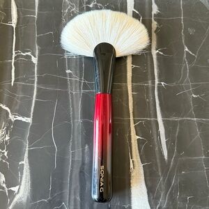 Sonia G Sculpt One brush